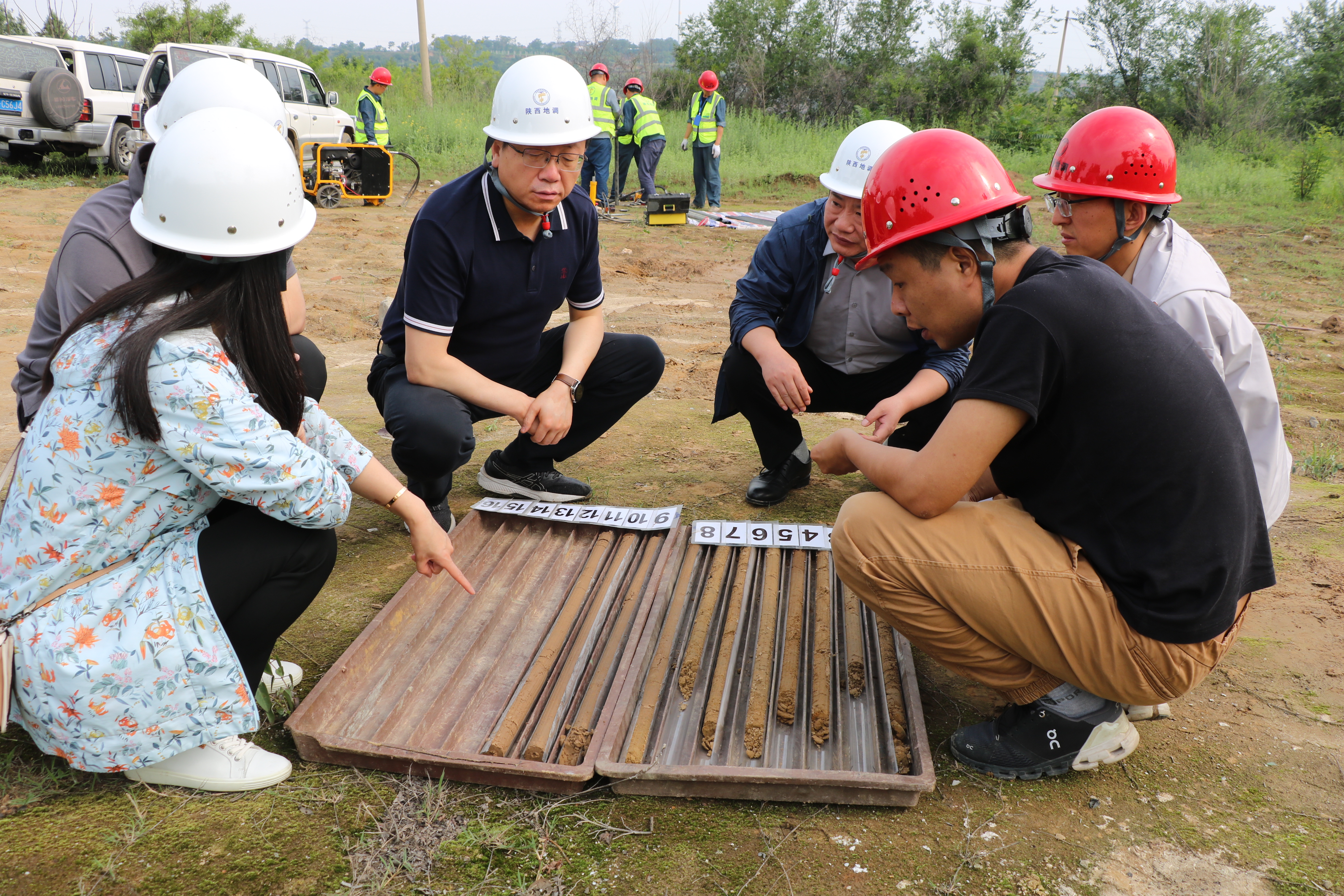 省地调院副院长侯登峰一行深入我中心野外项目一线调研指导工作