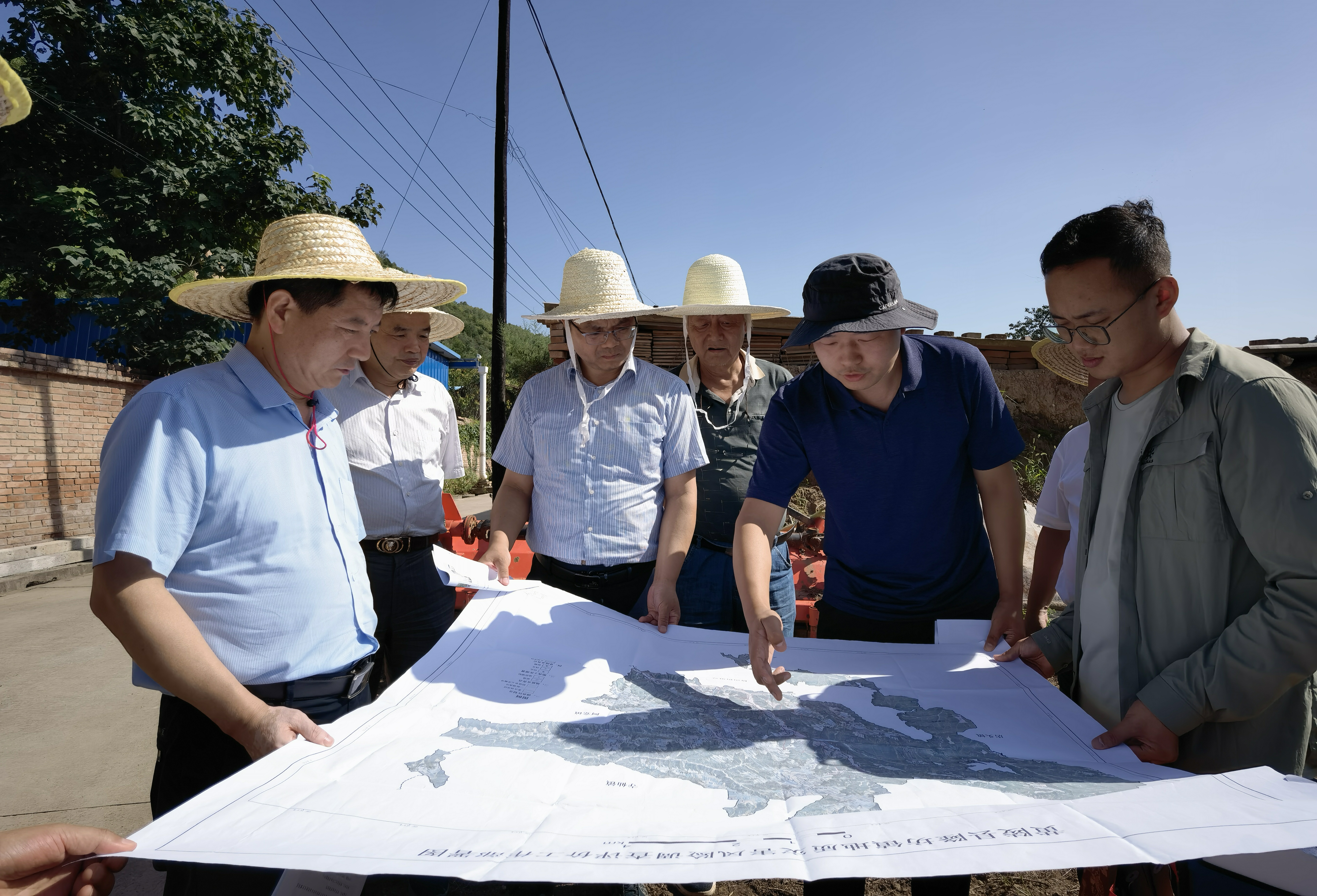 省地质调查院党委书记黄建军一行检查指导我中心承担的地质灾害风险调查评价项目